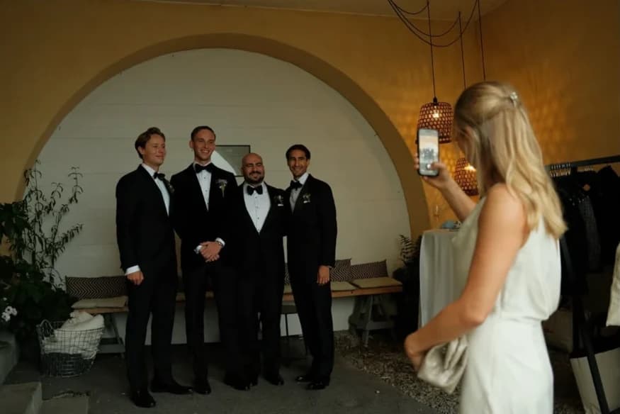 Brudgummen och hans vänner fotograferas under valvet