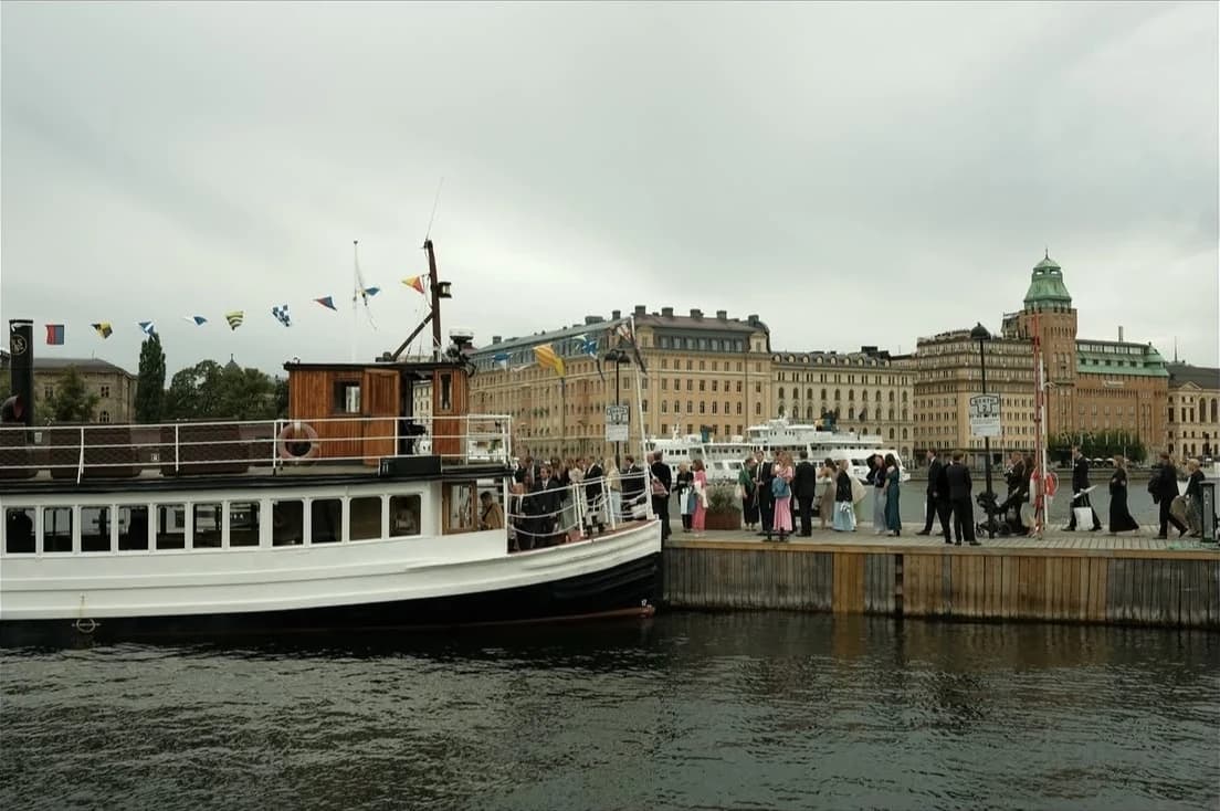 Gästerna går ombord på ångbåten vid kajen i Stockholm