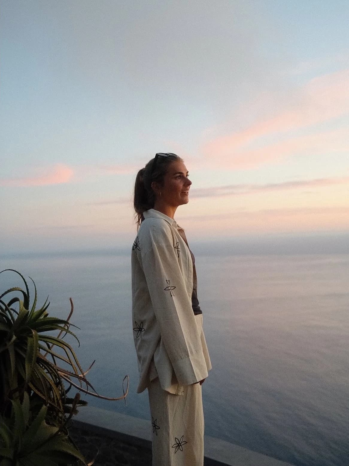 Mathilda Leth i profil framför havet i solnedgång